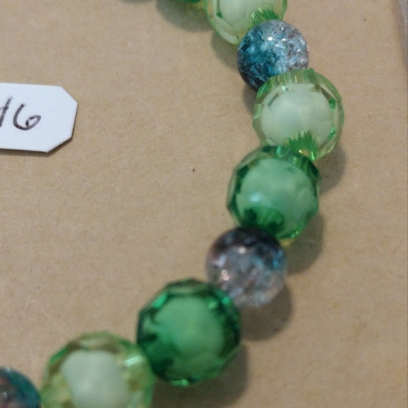 Artemis's Gems custom-made beaded bracelet with large glass swirl bead, green - Picture 3 of 4